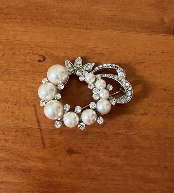 Unbranded Jewelry - Vintage Style Faux Pearl Rhinestone Wreath Brooch Silver Tone Bridal Glam Pin